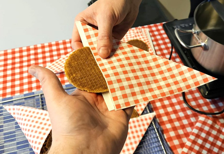 stroopwafels met wikkelpapier